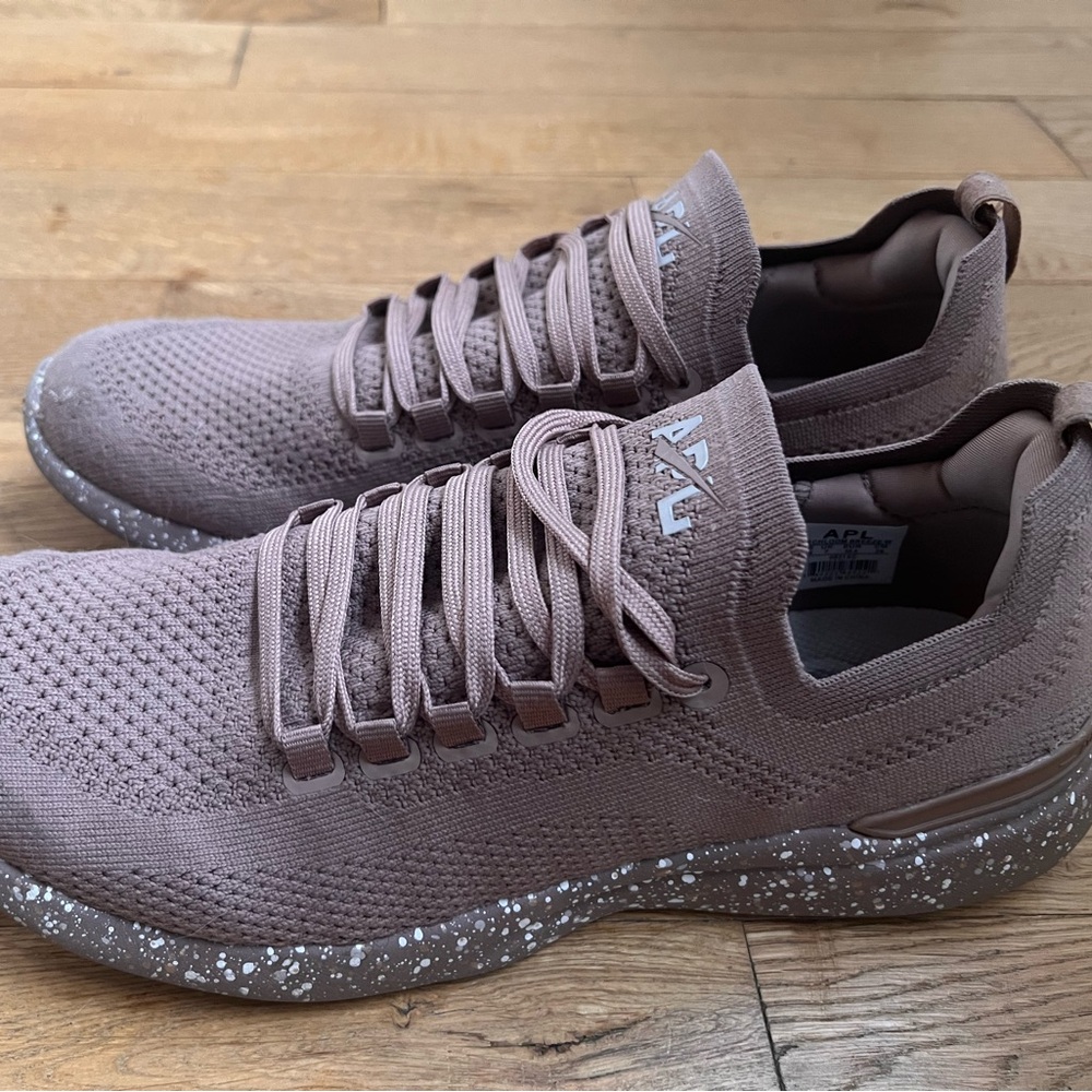 NEW APL Techloom Breeze Almond Speckle Women’s Sneaker 9.5 Cute Athleisure